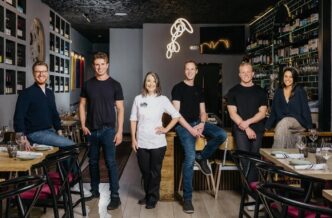 Dyrektor generalny i współzałożyciel Adam Guild, który jest zarówno Thiel Fellow, jak i absolwentem Forbes 30 under 30, po raz pierwszy założył Owner, wówczas nazywany Placepull, w 2018 roku po tym, jak stworzył stronę internetową, aby wesprzeć firmę zajmującą się pielęgnacją psów prowadzoną przez jego matkę / Fot. Boris Zharkov Photography 2023
