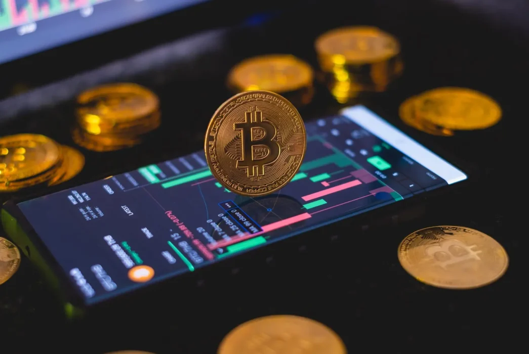 Polacy o kryptowalutach: inwestycja z rozsądku, a nie technologiczna fanaberia / Fot. EKKAPHAN CHIMPALEE, Shutterstock.com