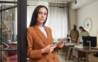 Właściciele jednoosobowych firm są w lepszej sytuacji dzięki AI / Fot. Pressmaster, Shutterstock