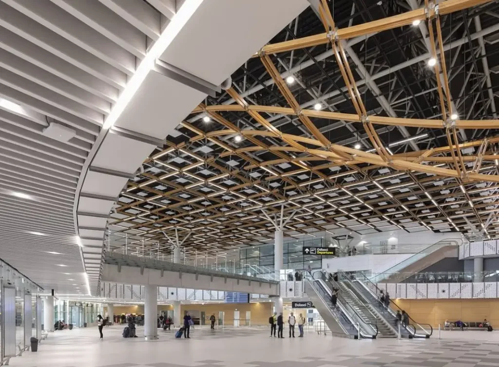 Na zdjęciu: przyjazna akustyka powinna być must-have projektowania niezależnie czy wnętrze to wielka zatłoczona hala na lotnisku, czy spokojna biblioteka / Fot. Airport Split Chorwacja dla Knauf Miljenko Hegedic
