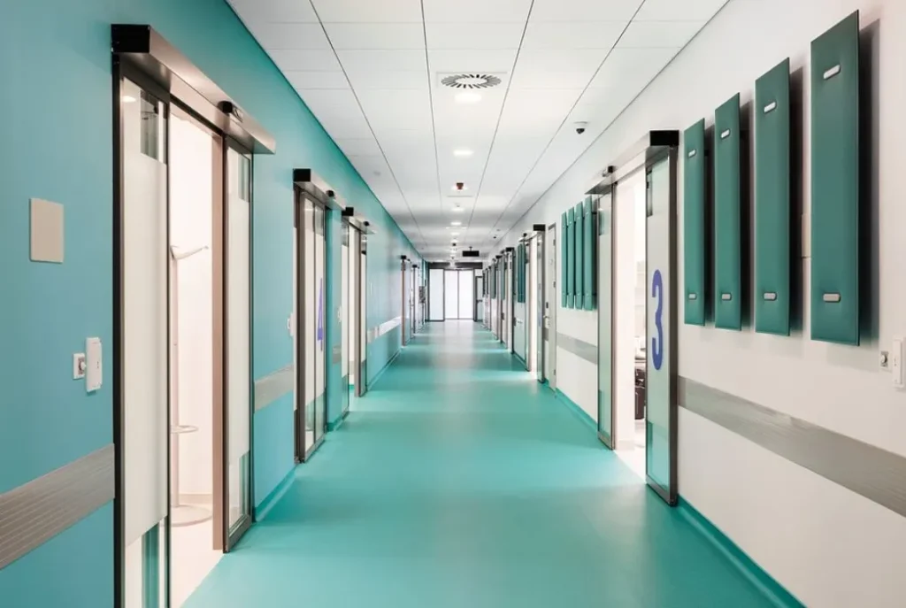 Wnętrza obiektów medycznych powinny wspierać lepsze samopoczucie ludzi, nie mogą też szkodzić planecie, dlatego projektanci coraz częściej decydują o zastosowaniu w szpitalach czy klinikach sufitów akustycznych z certyfikacją eko C2C / Fot. Drazen Stojcic, obiekt Clinical Medical Centre Osijek w Chorwacji
