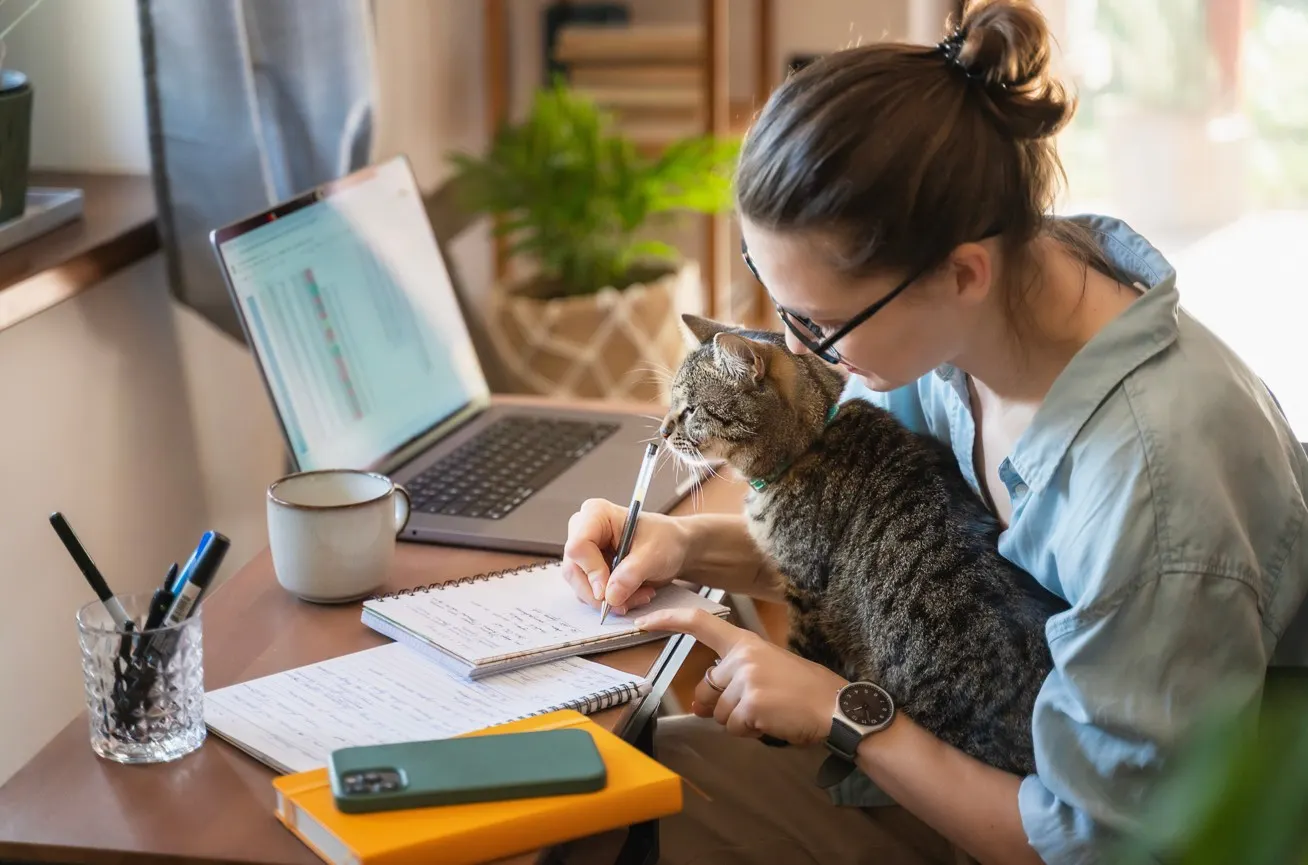 Praca zdalna w firmie technologicznej. Co naprawdę zmienia w IT, HR i operacjach