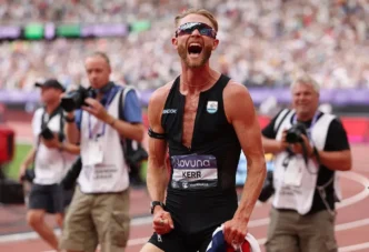 Josh Kerr po zwycięstwie w finale mężczyzn na 1 milę i ustanowieniu nowego rekordu świata podczas zawodów lekkoatletycznych Novuna London Athletics Meet / Fot. Mat. prasowe/Getty