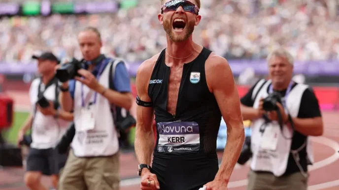 Josh Kerr po zwycięstwie w finale mężczyzn na 1 milę i ustanowieniu nowego rekordu świata podczas zawodów lekkoatletycznych Novuna London Athletics Meet / Fot. Mat. prasowe/Getty