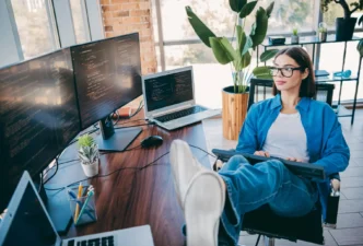Vibe coding pozwala przedsiębiorcom budować przydatne narzędzia / Fot. Roman Samborskyi, Shutterstock
