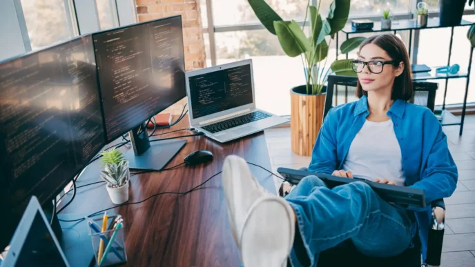 Vibe coding pozwala przedsiębiorcom budować przydatne narzędzia / Fot. Roman Samborskyi, Shutterstock
