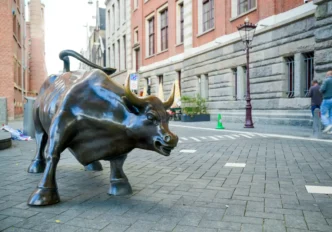 Posąg byka przed giełdą Euronext NV w Amsterdamie w Holandii / Fot. Getty