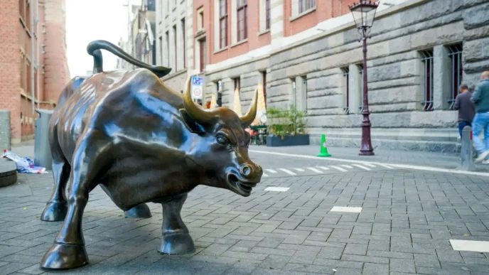 Posąg byka przed giełdą Euronext NV w Amsterdamie w Holandii / Fot. Getty