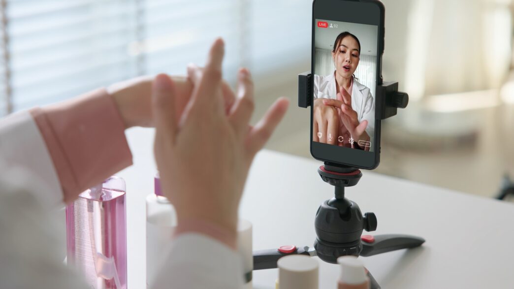 TikTok Shop to dobra opcja dla przedsiębiorców / Fot. Chay_Tee, Shutterstock