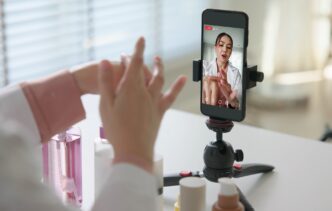 TikTok Shop to dobra opcja dla przedsiębiorców / Fot. Chay_Tee, Shutterstock