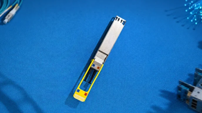 Transceiver optyczny Lumilens, który zamienia sygnały elektryczne na światło. Dzięki temu dane mogą być przesyłane przez kable światłowodowe / Fot. Lumilens