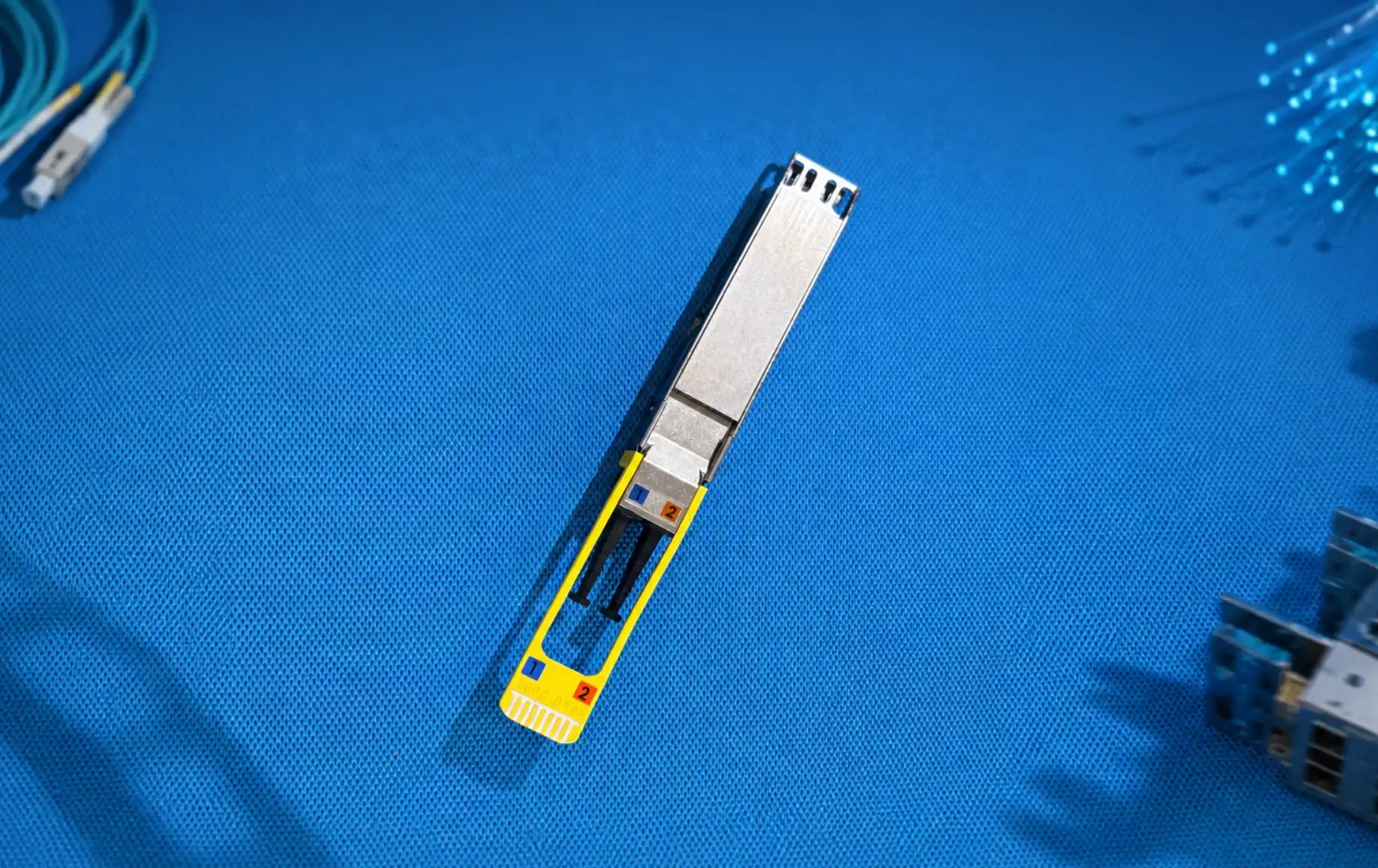 Transceiver optyczny Lumilens, który zamienia sygnały elektryczne na światło. Dzięki temu dane mogą być przesyłane przez kable światłowodowe / Fot. Lumilens