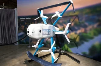 Dron dostawczy Amazon Prime Air na wystawie w 2023 r. / Fot. Jason Redmond, AFP