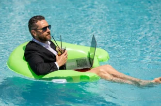 Najwyższy poziom dobrostanu w pracy odnotowano wśród osób pracujących zdalnie / Fot. Volodymyr TVERDOKHLIB, Shutterstock