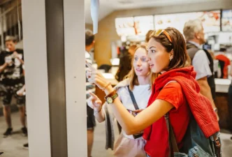 Rynek fast foodu, przez dekady symbol taniego i wygodnego jedzenia, zaczyna wyraźnie hamować / Fot. frantic00, Shutterstock