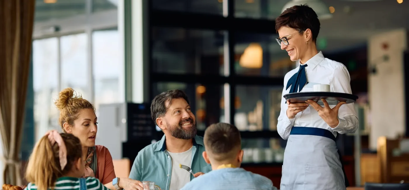 W 2025 r. niemal trzy czwarte posiłków restauracyjnych w USA konsumowano poza restauracją / Fot. Drazen Zigic, Shutterstock