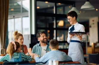 W 2025 r. niemal trzy czwarte posiłków restauracyjnych w USA konsumowano poza restauracją / Fot. Drazen Zigic, Shutterstock
