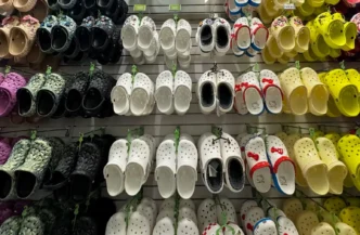 Firma Crocs ograniczała częstotliwość i głębokość rabatów