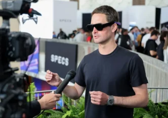 Dyrektor generalny Snap Evan Spiegel w smart okularach