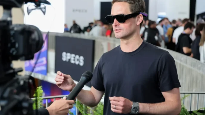 Dyrektor generalny Snap Evan Spiegel w smart okularach