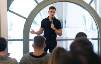 Razvan Paraschiv prowadzi m.in. szkolenia dot. tworzenia kanałów na YouTube typu „faceless” (bez pokazywania twarzy), wykorzystując sztuczną inteligencję i freelancerów do produkcji treści