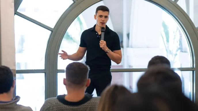 Razvan Paraschiv prowadzi m.in. szkolenia dot. tworzenia kanałów na YouTube typu „faceless” (bez pokazywania twarzy), wykorzystując sztuczną inteligencję i freelancerów do produkcji treści