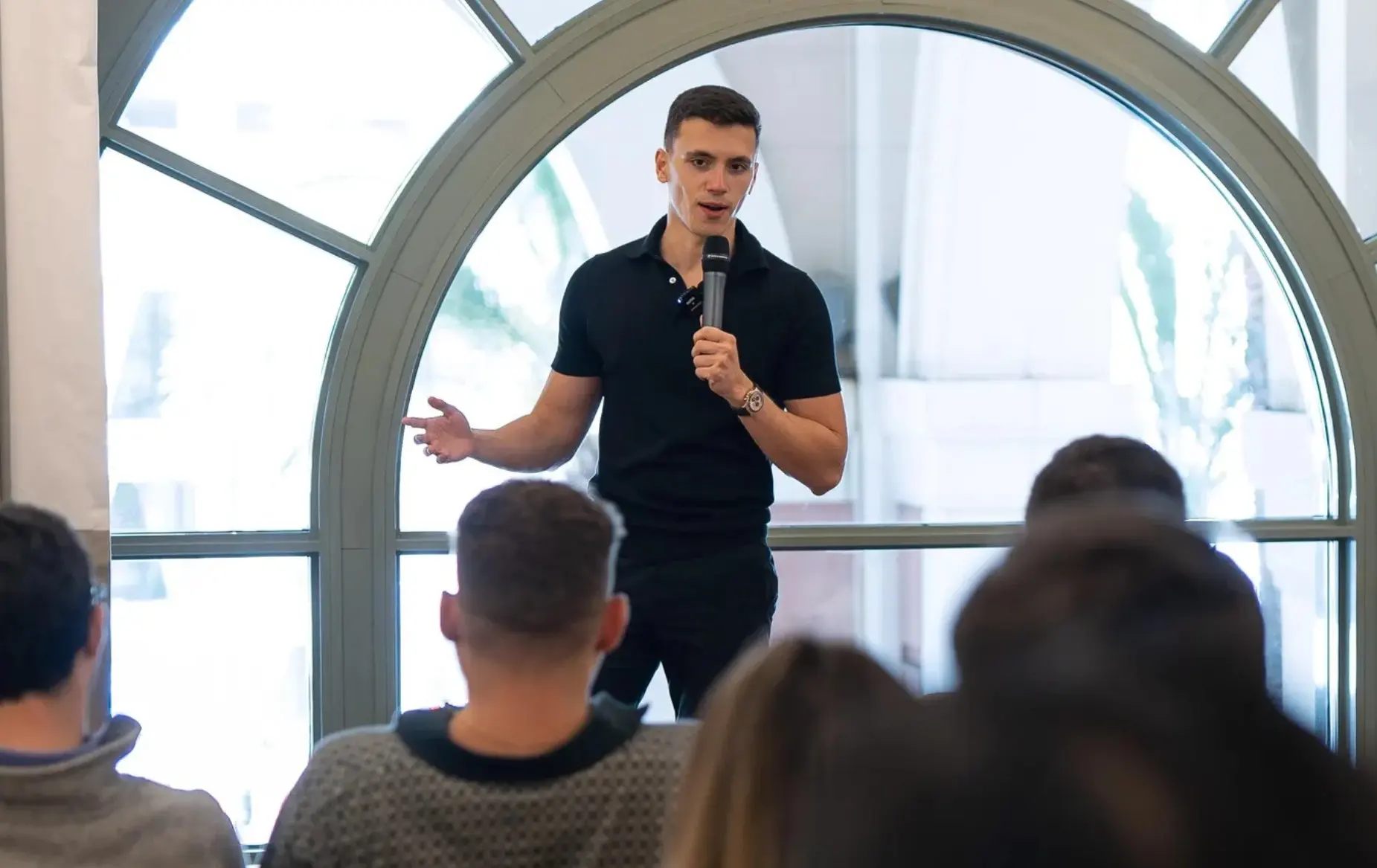 Razvan Paraschiv prowadzi m.in. szkolenia dot. tworzenia kanałów na YouTube typu „faceless” (bez pokazywania twarzy), wykorzystując sztuczną inteligencję i freelancerów do produkcji treści