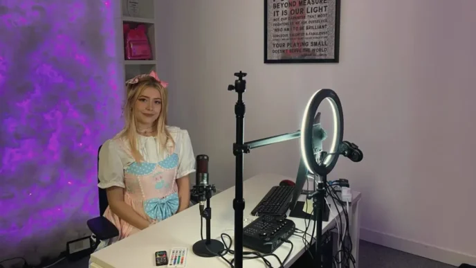 Influencerka z TikToka i piosenkarka Fairie siedzi przed swoim stanowiskiem do transmisji na żywo / Business Insider US