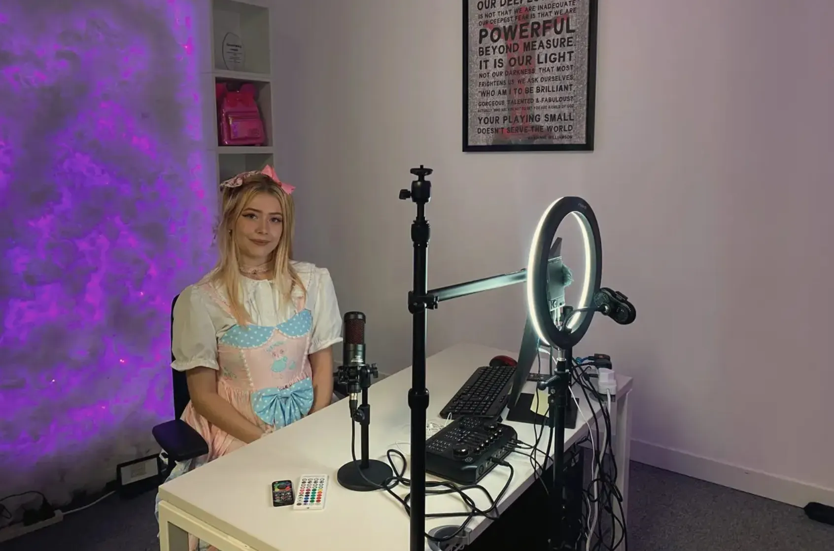 Influencerka z TikToka i piosenkarka Fairie siedzi przed swoim stanowiskiem do transmisji na żywo / Business Insider US