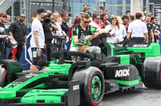 Bolid Formuły 1 naturalnych rozmiarów, zbudowany z klocków Lego w Miami.