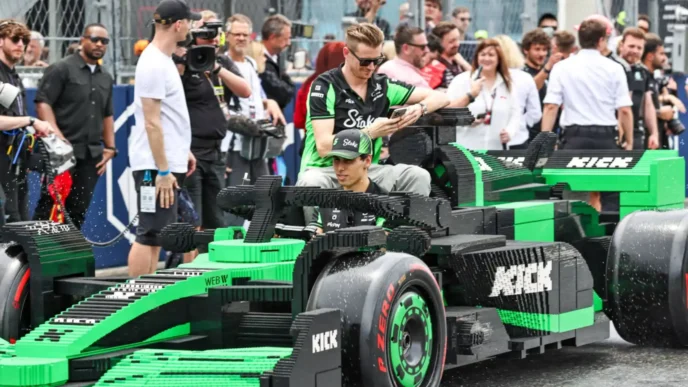 Bolid Formuły 1 naturalnych rozmiarów, zbudowany z klocków Lego w Miami.