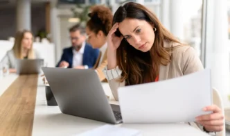 Ten sam etat, ale więcej pracy? To coraz częściej występujący problem