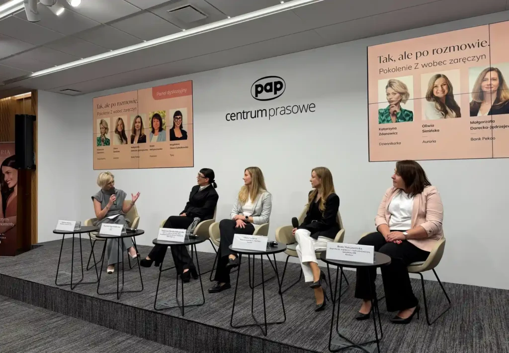 Uczestniczki panelu od lewej: Katarzyna Zdanowicz, moderatorka spotkania, Magdalena Stranz-Sobalkowska, CCO w Tpay, Małgorzata Darecka-Jędrzejewska z Biura Zarządzania Segmentem Klientów Detalicznych w Banku Pekao S.A., Oliwia Simińska, head of marketing & experience w firmie jubilerskiej Auroria, oraz Beata Matyjaszewska, specjalistka HR w Rainbow
